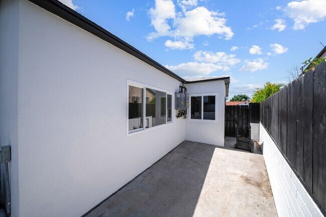 Building Photo - 2333 Ridge View Dr