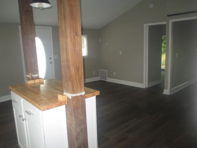 Building Photo - 3020 Selma Ave