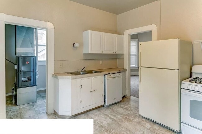 Building Photo - Large 6 Bedroom House Available in August!!