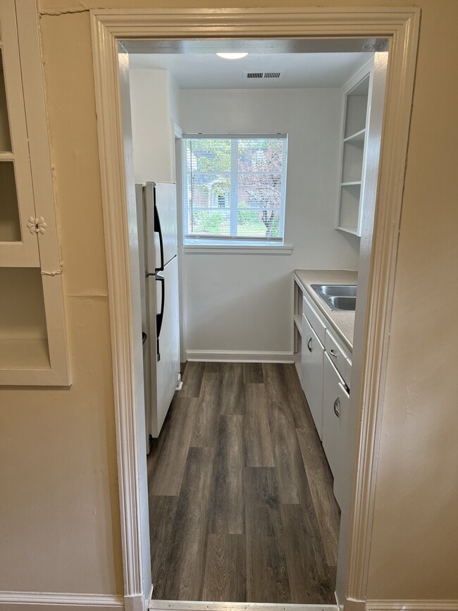 Building Photo - 166 Hart Ave