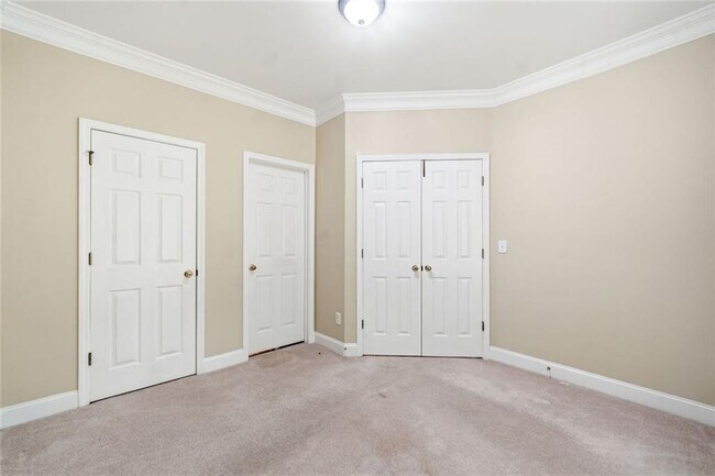 Building Photo - 2058 Woodside Park Dr