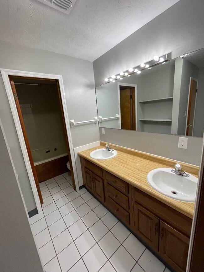 Building Photo - (22) 98-100 Woodruff Avenue