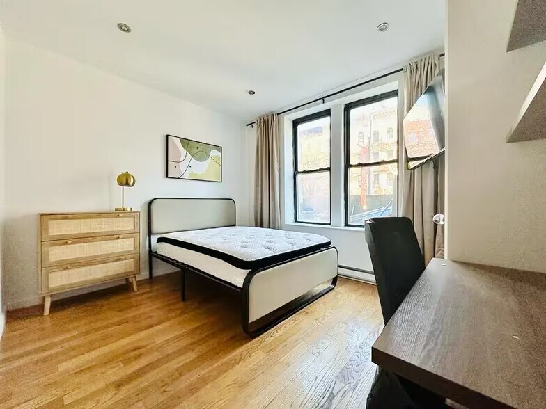 Building Photo - Furnished room/NOT APARTMENT