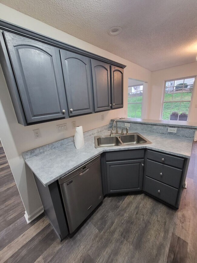 Building Photo - BEAUTIFUL Ranch Home