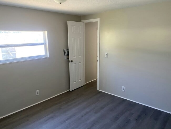 Building Photo - 4 Crest Ave