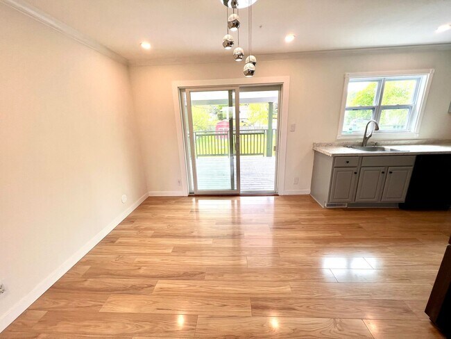 Building Photo - Absolutely Stunning Home! - 3 Bedroom 2 Fu...
