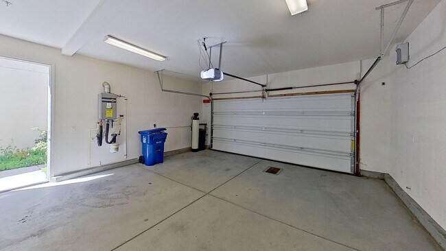 Building Photo - Los Carneros townhouse 3 Bed / 2.5 Bath – ...