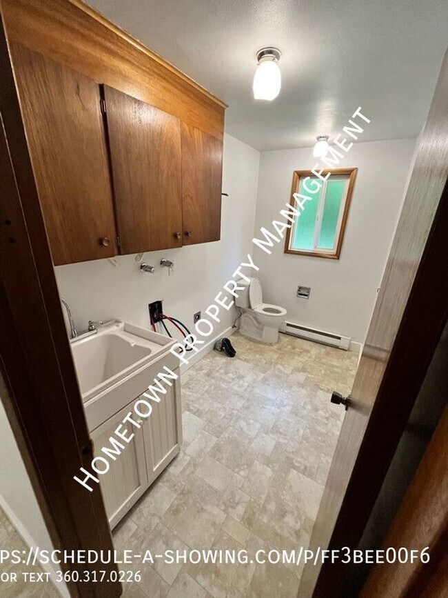 Building Photo - 3 Bedroom Rambler Available now!!