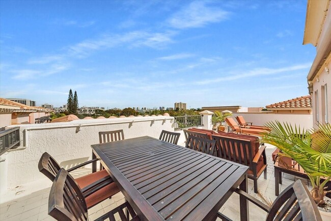 Building Photo - 1033 NE 17th Way