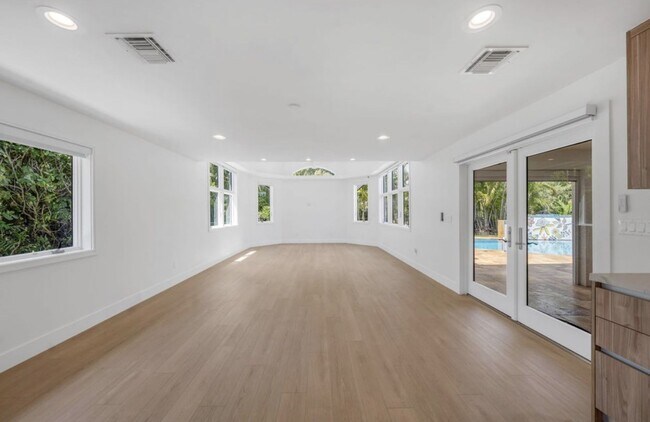 Building Photo - 5120 Carillo St