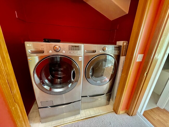 Building Photo - 3 Bedroom, 1 Bonus office/craft Room  and ...