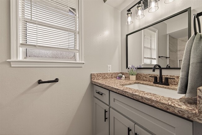 Building Photo - 1203 Bernard Ave