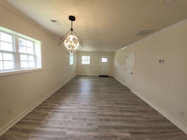 Building Photo - Beautiful 2-Bedroom, 2-Bath Gem in Peoples...