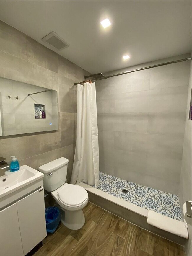 Building Photo - 902 NE 38th St