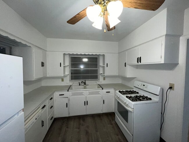 Building Photo - 2 bedroom home available in Rockford