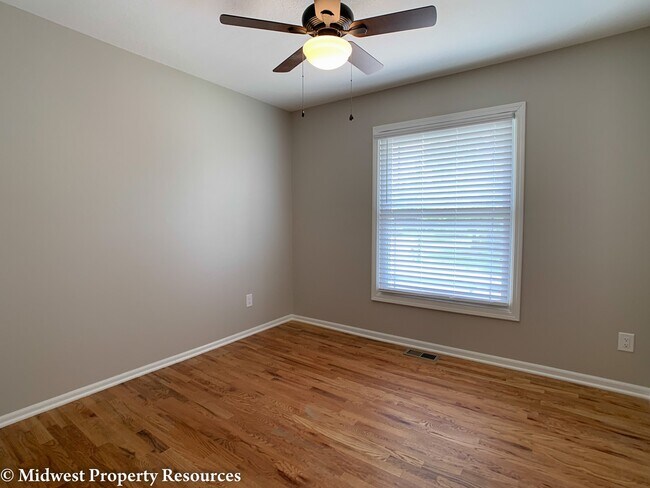 Building Photo - Spacious home with so many updates!  3 bedroom 2.5 baths in Blue Springs