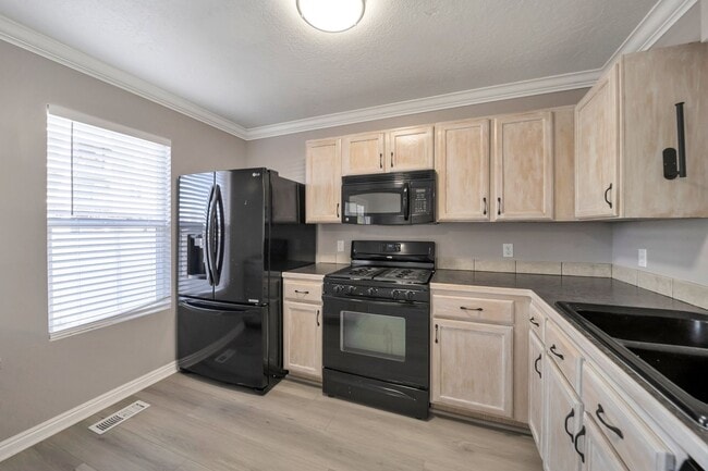 Building Photo - Modern 3 Bed, 3 Bath Home with Central Air...