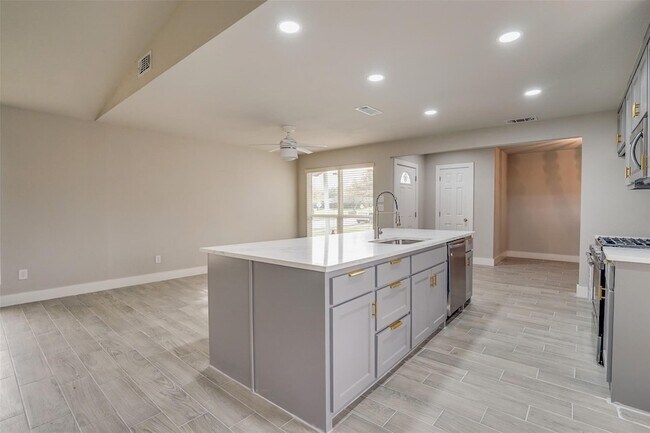 Building Photo - 3805 W Rochelle Rd