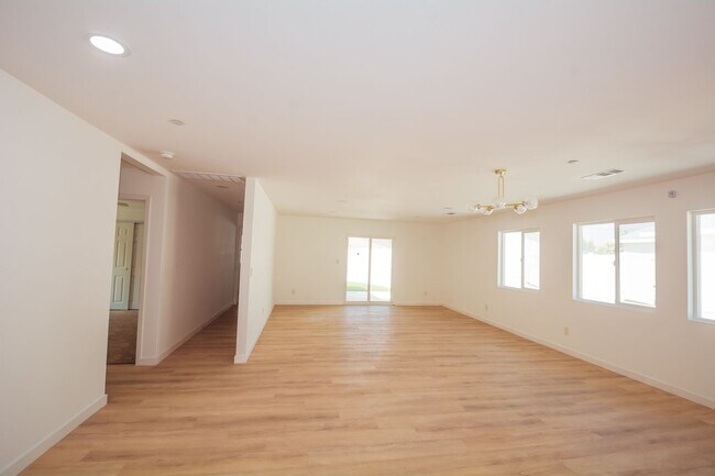 Building Photo - 8258 Bennett Ave