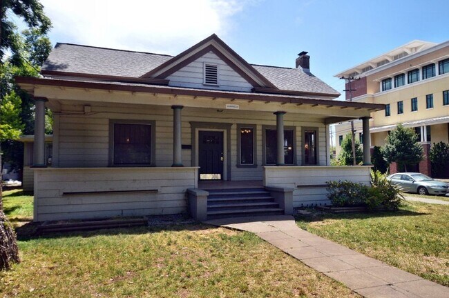 Building Photo - 206 Hazel St