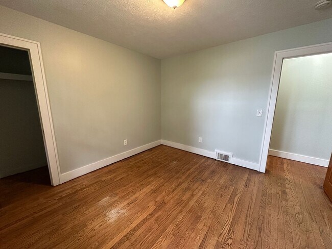 Building Photo - Move in Special - $500 off November rent -...