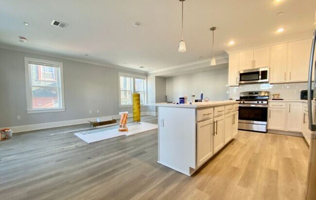 Building Photo - Charming 3 Bedroom-