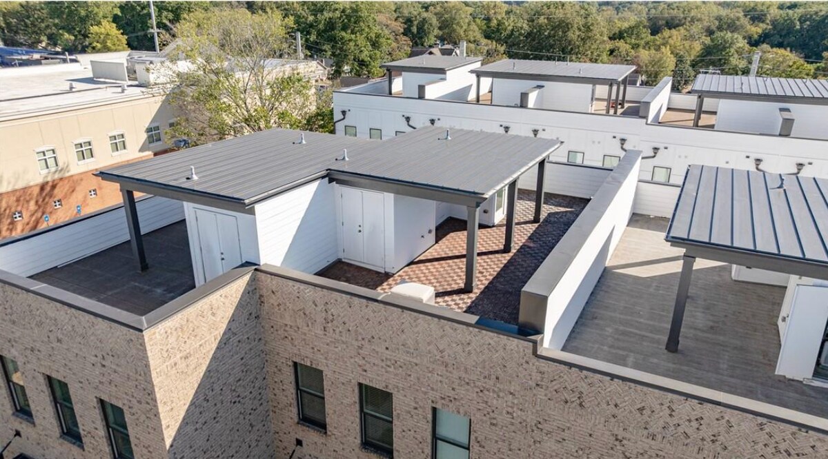 Building Photo - 1032 Robert Smalls Wy