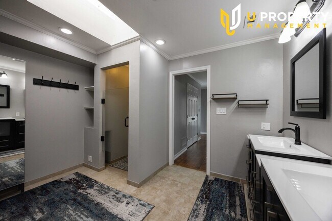 Building Photo - Great property in Plano mature community w...