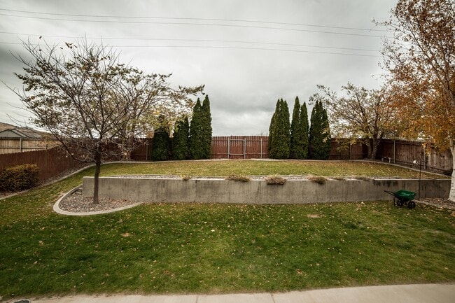 Building Photo - Large Single Family Home located near White Bluffs Elementary!