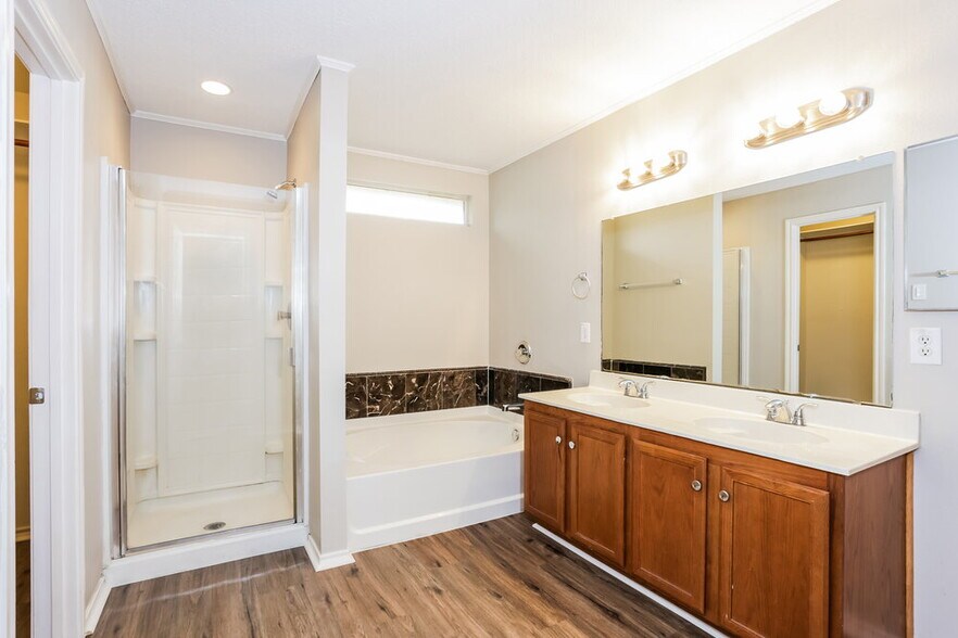 Building Photo - 2044 W Grove Ln