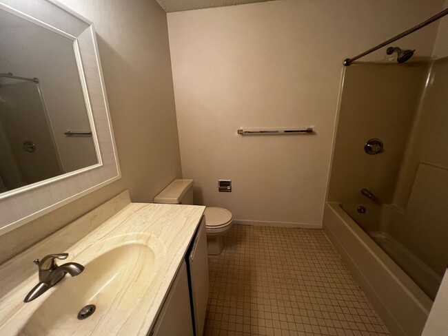 Building Photo - Beautiful 2BR 2 full bath condo in secured...