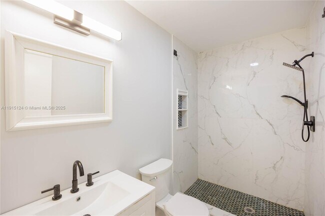 Building Photo - 8325 Fairway Rd