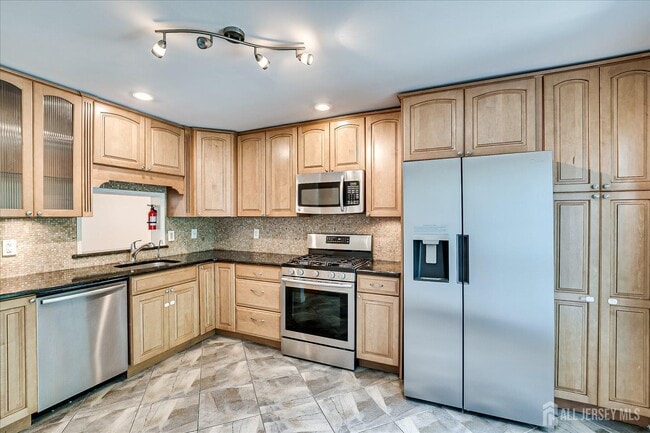 Building Photo - 3902 Springbrook Dr