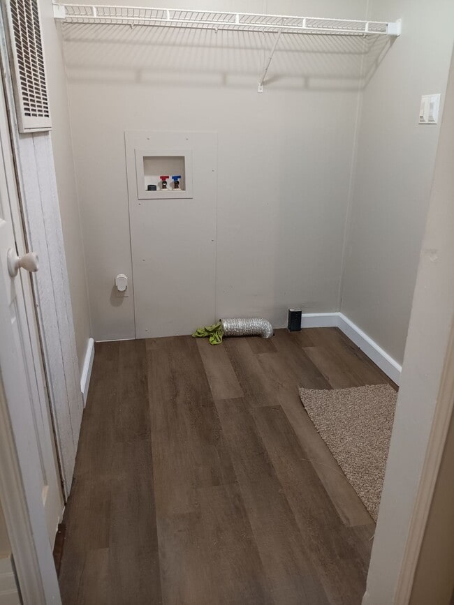 Building Photo - 325 E Jewett Ave