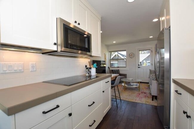 Building Photo - Charming 1 Bedroom Furnished Condo in NWX!
