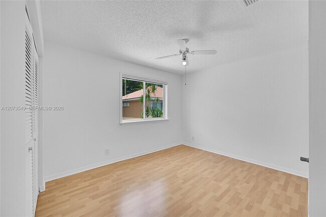 Building Photo - 11201 Lakeview Dr