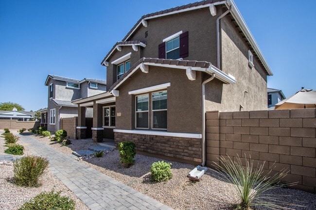 Building Photo - 261 N Sandal