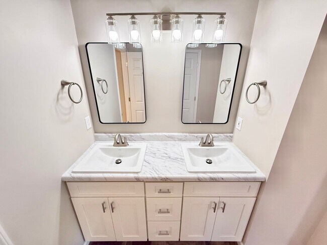 Building Photo - West Knoxville 37932 - 4 bedroom, 2.5 bath home - Contact Tanner Fee (865) 850-5103