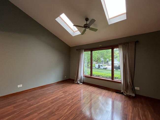 Building Photo - 556 Beaconsfield Ave