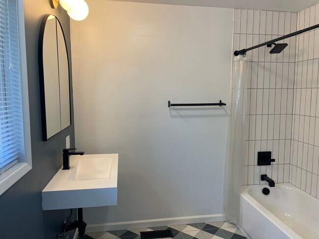 Building Photo - East Medford 3 Bedroom 2 Bathroom