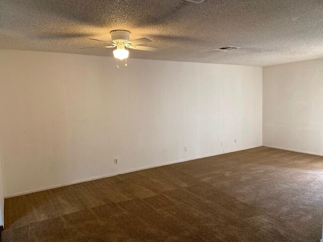 Building Photo - Single story 2 bedroom home.