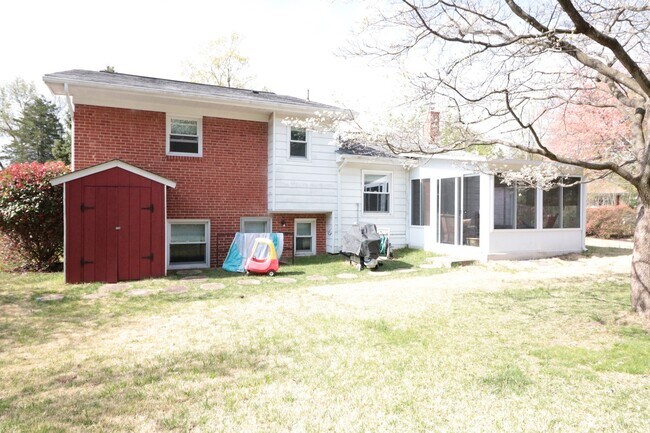 Building Photo - Spectacular 4 Bedroom, 3.5 SFH - Fenced Ya...