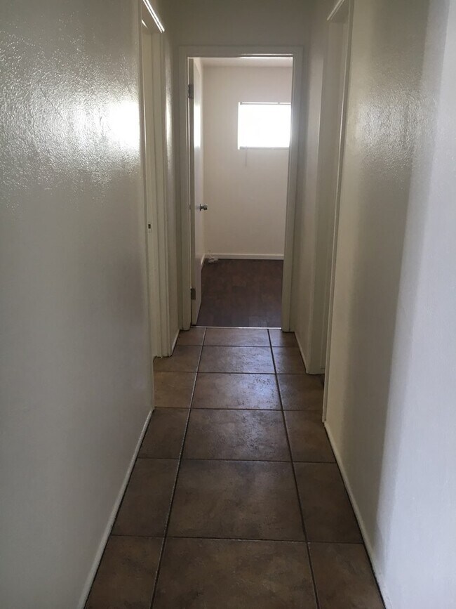 Building Photo - 1747 Conejo Dr