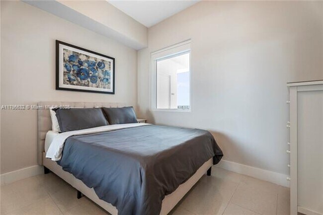 Building Photo - 2020 N Bayshore Dr