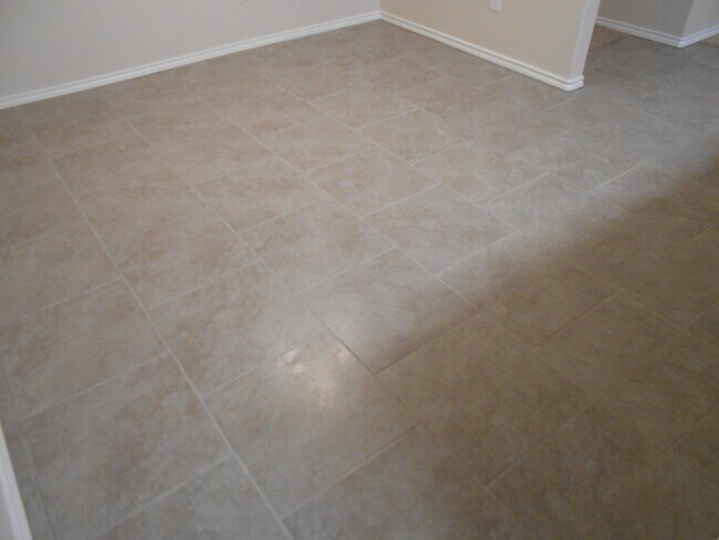 Building Photo - 6 or 12 month lease! Half off first full m...