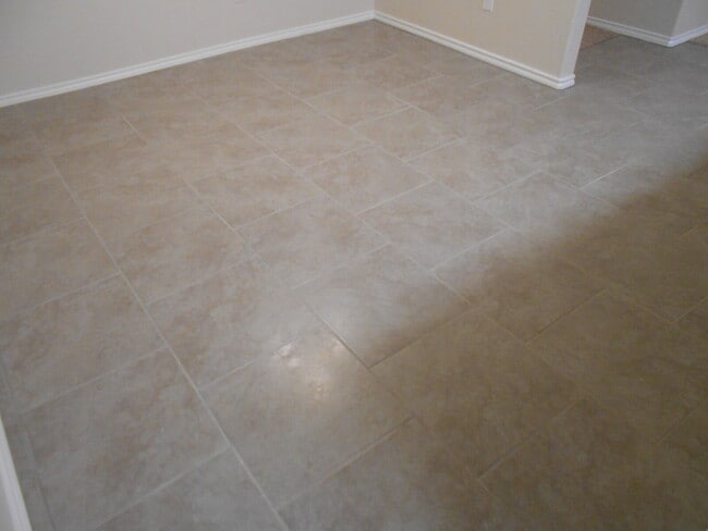 Building Photo - Half off first full month's rent! /Gorgeou...