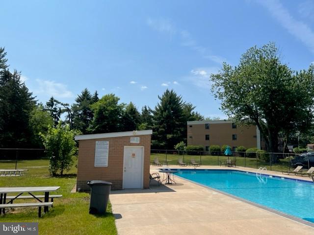 Building Photo - 1575 W Street Rd