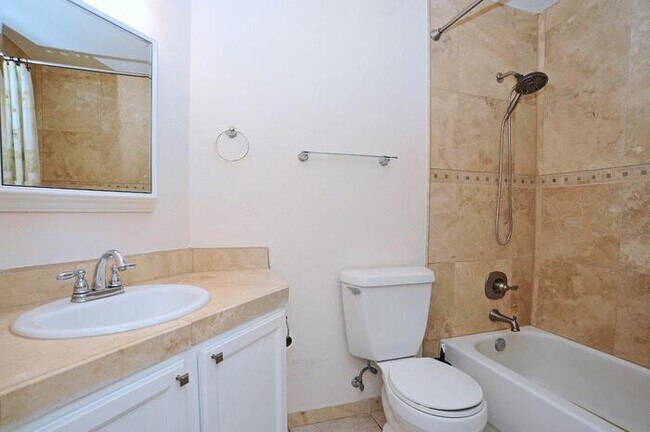 Building Photo - 3 Bedroom 2 Bathroom House