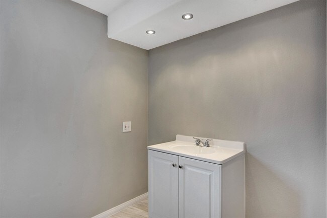 Building Photo - 136 Sir Thomas Dr