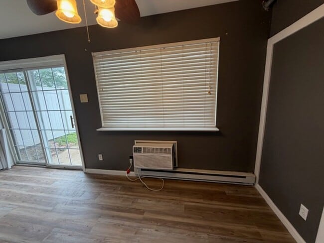 Building Photo - Spacious 3Bedroom / 1.5 Bath Available in Hazelwood